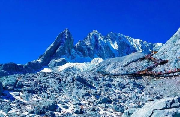神秘峰峦：雪山的奇迹！