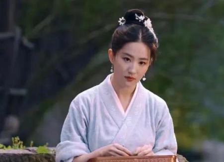 刘亦菲豪气送奢侈品,对自己却将抠门进行到底!她对自己有多抠?