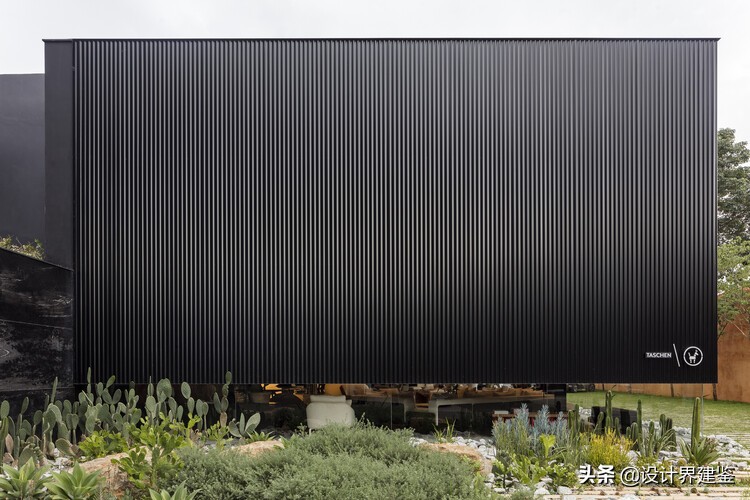 #设计鉴赏#——从展示橱窗到开放空间：商店展示柜的不同设计策略