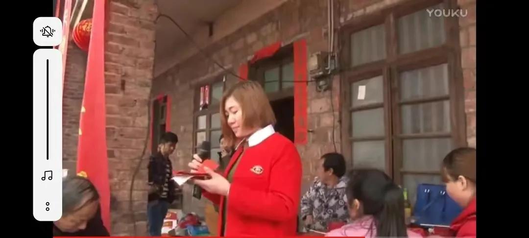 花无名分胜名花野陌荒坡艳似霞，莫笑卑微白头叟，心怀梦想走天涯