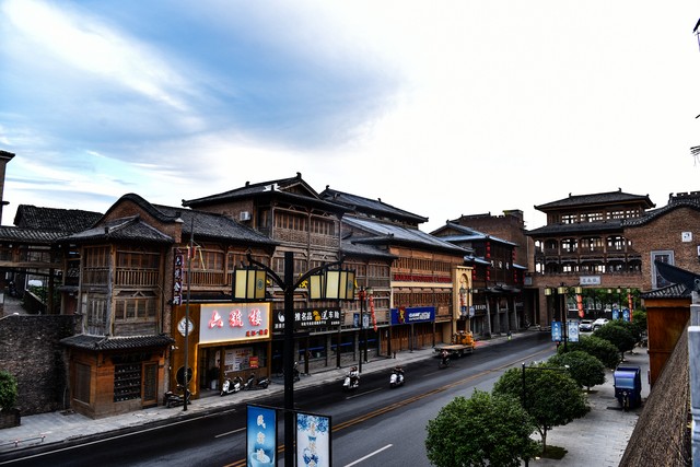 景德镇中国陶瓷书画院,陶瓷之都景德镇位于哪个省