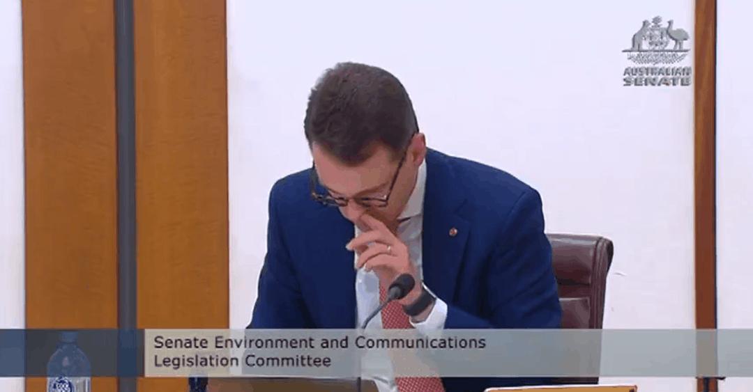 澳议员会议上抠鼻屎，还塞嘴里，视频疯传！疑似新型核酸检测？