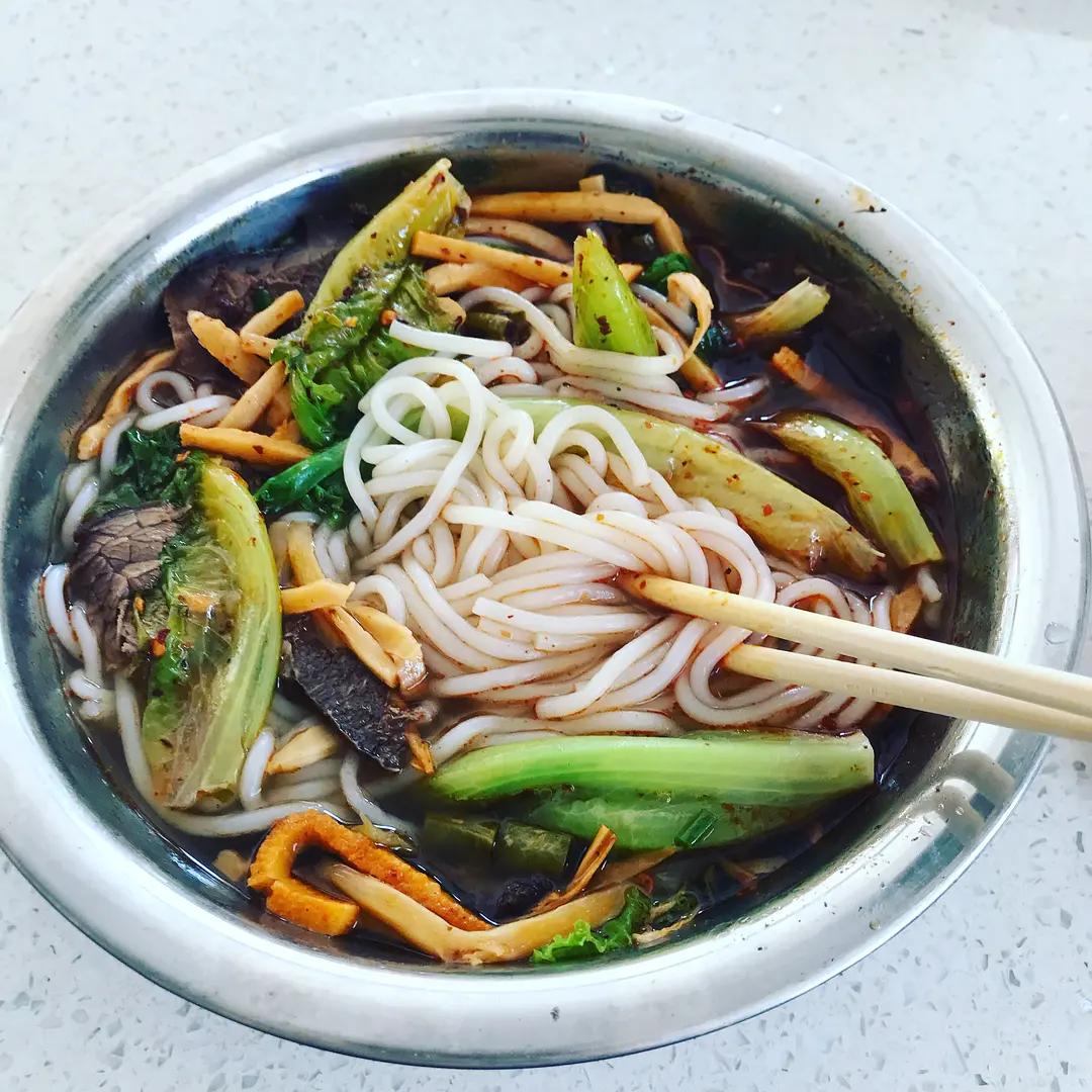 柳州最多配菜的螺蛳粉,柳州好吃又比较清淡的粉