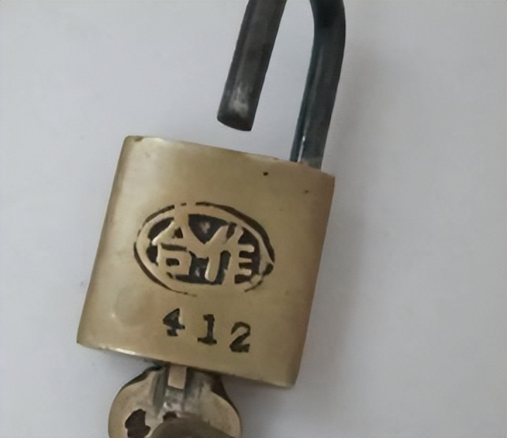 荒唐案件:42岁无证医生控制17岁姑娘，还在*体下**上“锁”闻所未闻