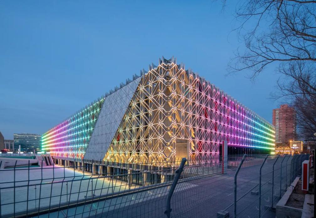 她，山东女首富，身家500亿，成本15元卖5000元，靠智商税发家？