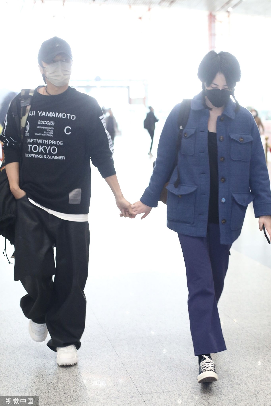 王菲谢霆锋挽手同回北京在撒狗粮,谢霆锋王菲机场照