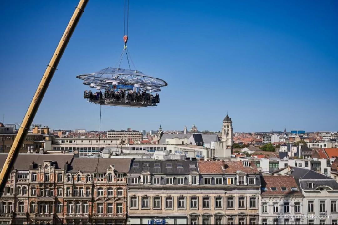 空中网红餐厅重庆,空中餐厅吊到50米高空