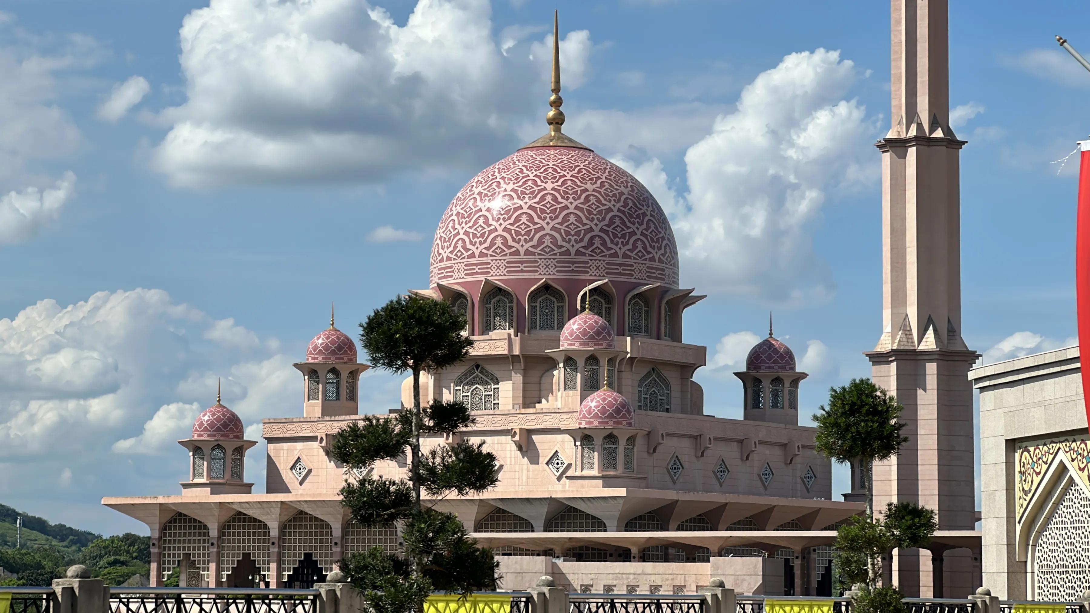 才知道吉隆坡行政中心“搬家”了，原因竟然是怕官员迟到，牛了