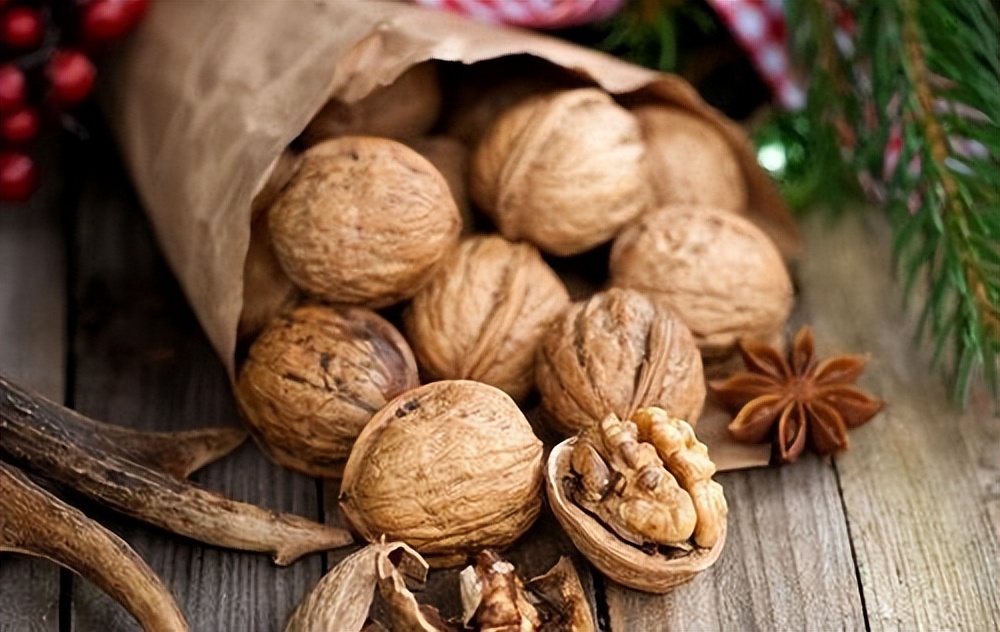 女人40岁后要多善待自己，常吃四种“零嘴”，补充“天然”雌激素