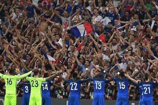 马克龙献上吻手礼,马克龙霸气握手