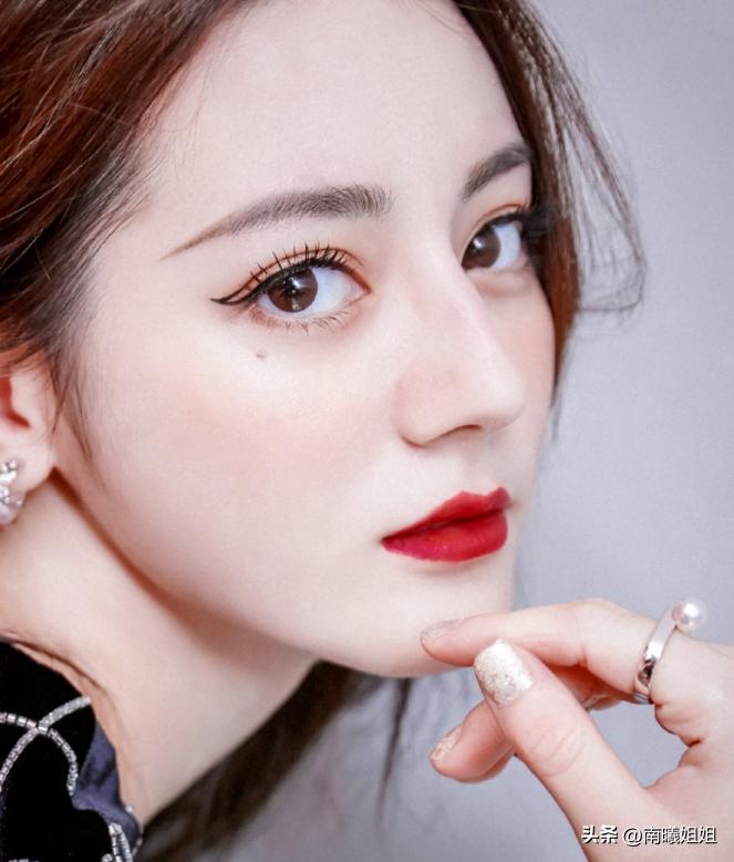 脸上有5种痣的女人,脸上这4处有痣的女人