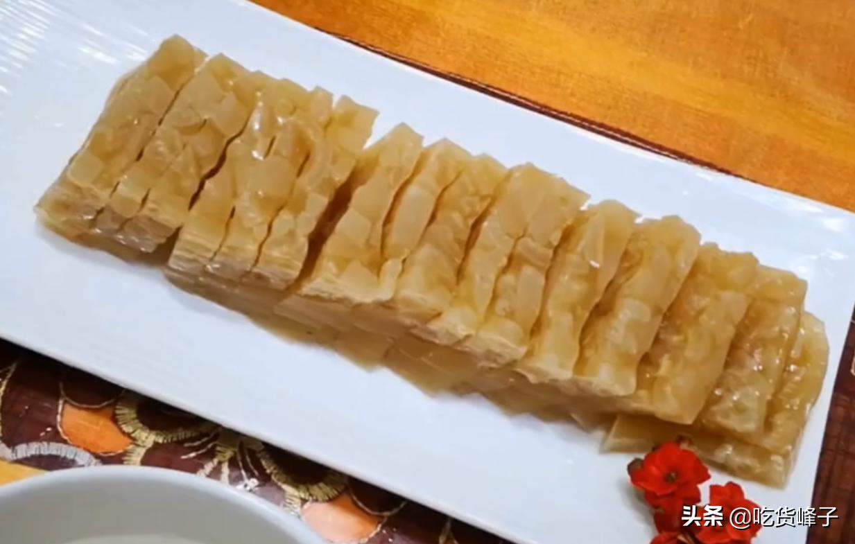 做猪皮冻时最忌直接下锅煮,怎样做猪皮冻好吃又软烂