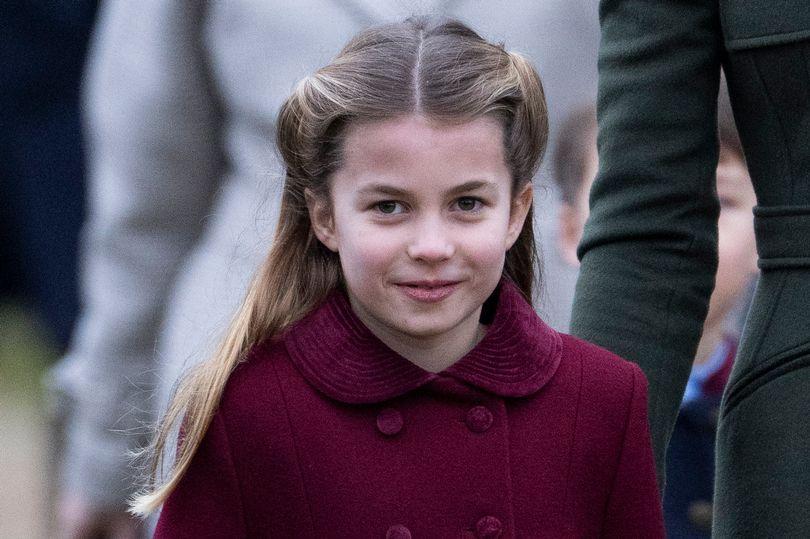 夏洛特公主与哈里王子的亲密接触,哈里王子梅根和小公主夏洛特