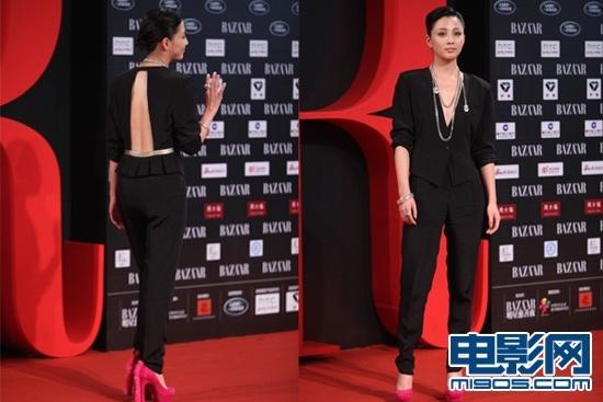 MiuMiu酥胸走光hold不住周冬雨逃军训捧场芭莎