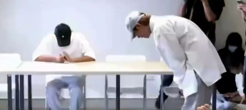 炎亚纶的同性恋风流事：痛并快乐着，看见*裤底**，无法想象！