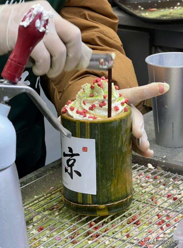 记者暗访奶茶里的真相,曝光竹筒奶茶反复使用