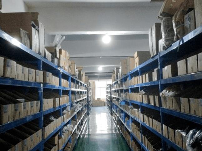 公司新招的副总月薪30000元,公司招聘工资1800