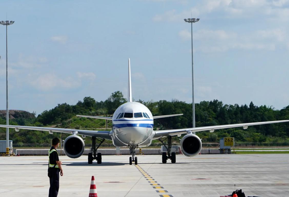 飞机降落后为什么要这么久才下机,乘客登机后不见人