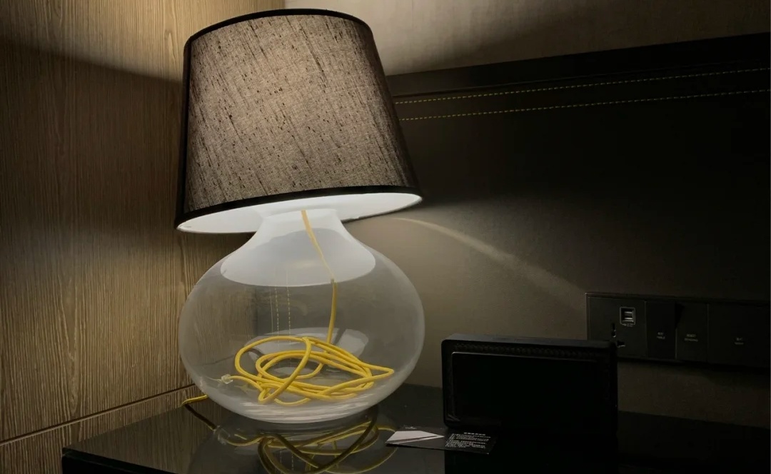 宾馆酒店房间都标配的音箱,顶级酒店房间里的音响