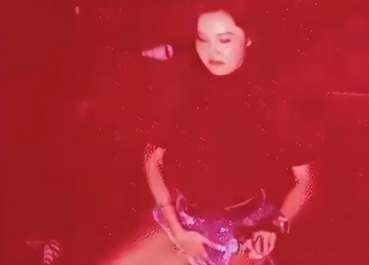 女艺人在校园表演摸*体下**舔手，污秽不堪，告发涉嫌演出淫乱罪