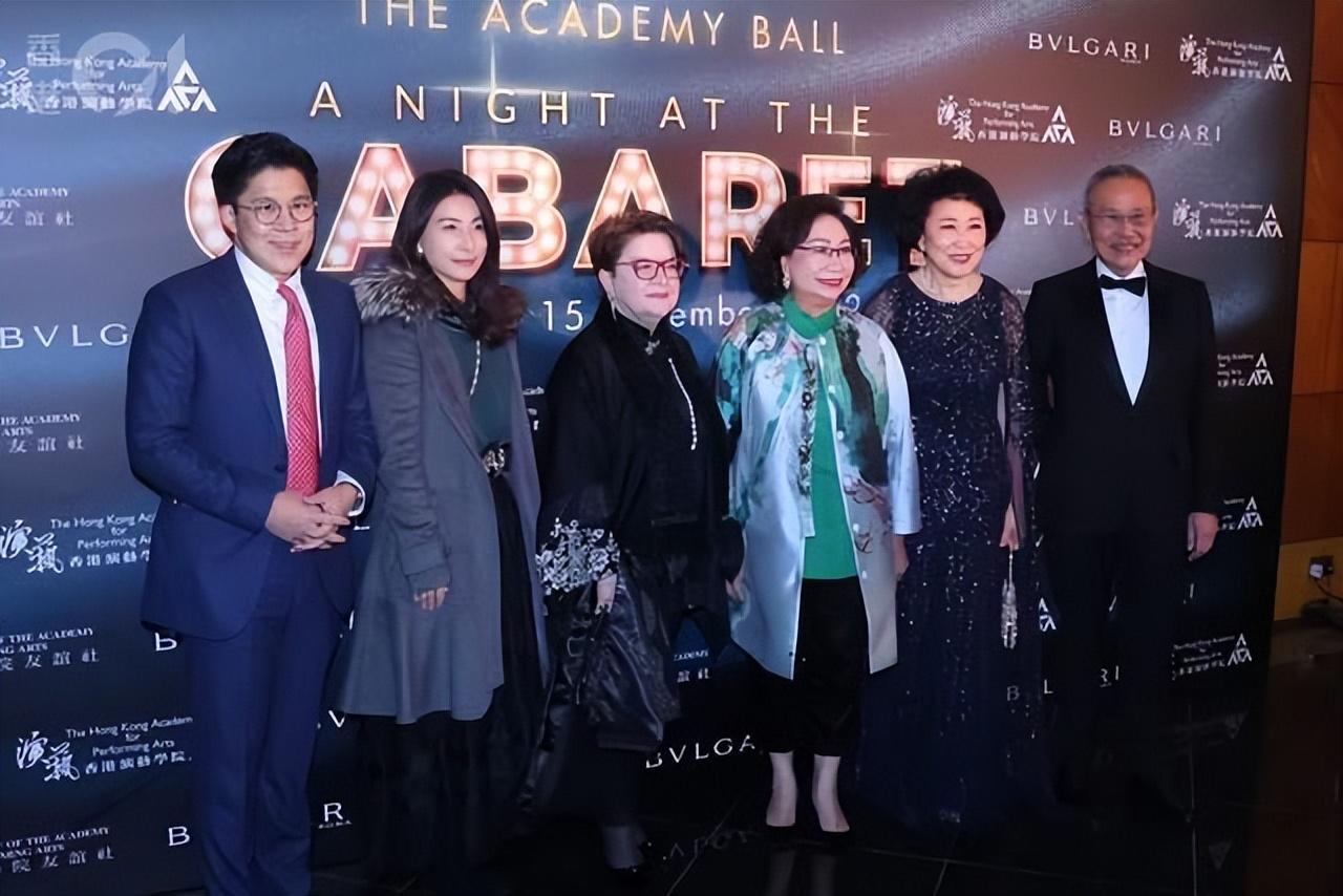 郭晶晶霍启刚穿上名牌衣服,霍启刚穿羽绒服