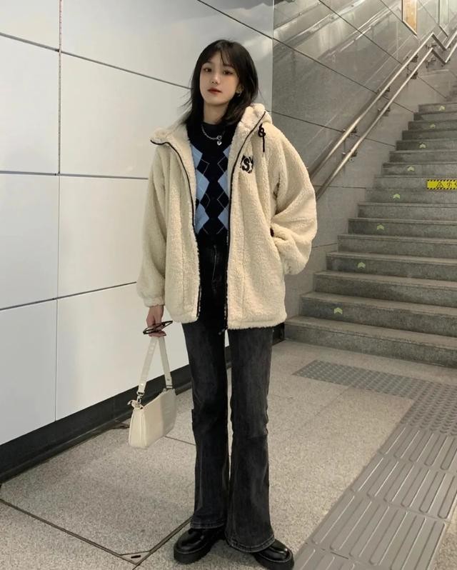 今年流行羊羔毛袄,流行羊羔绒又保暖