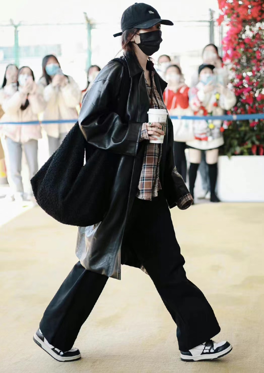 杨幂黑色牛仔休闲外套搭配图片,杨幂同款黑大衣搭配