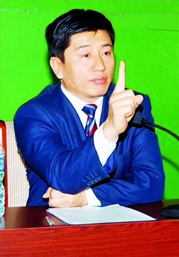 东北巨骗*相贵陈**：与赵本山合作，花182万买手机号，最终锒铛入狱