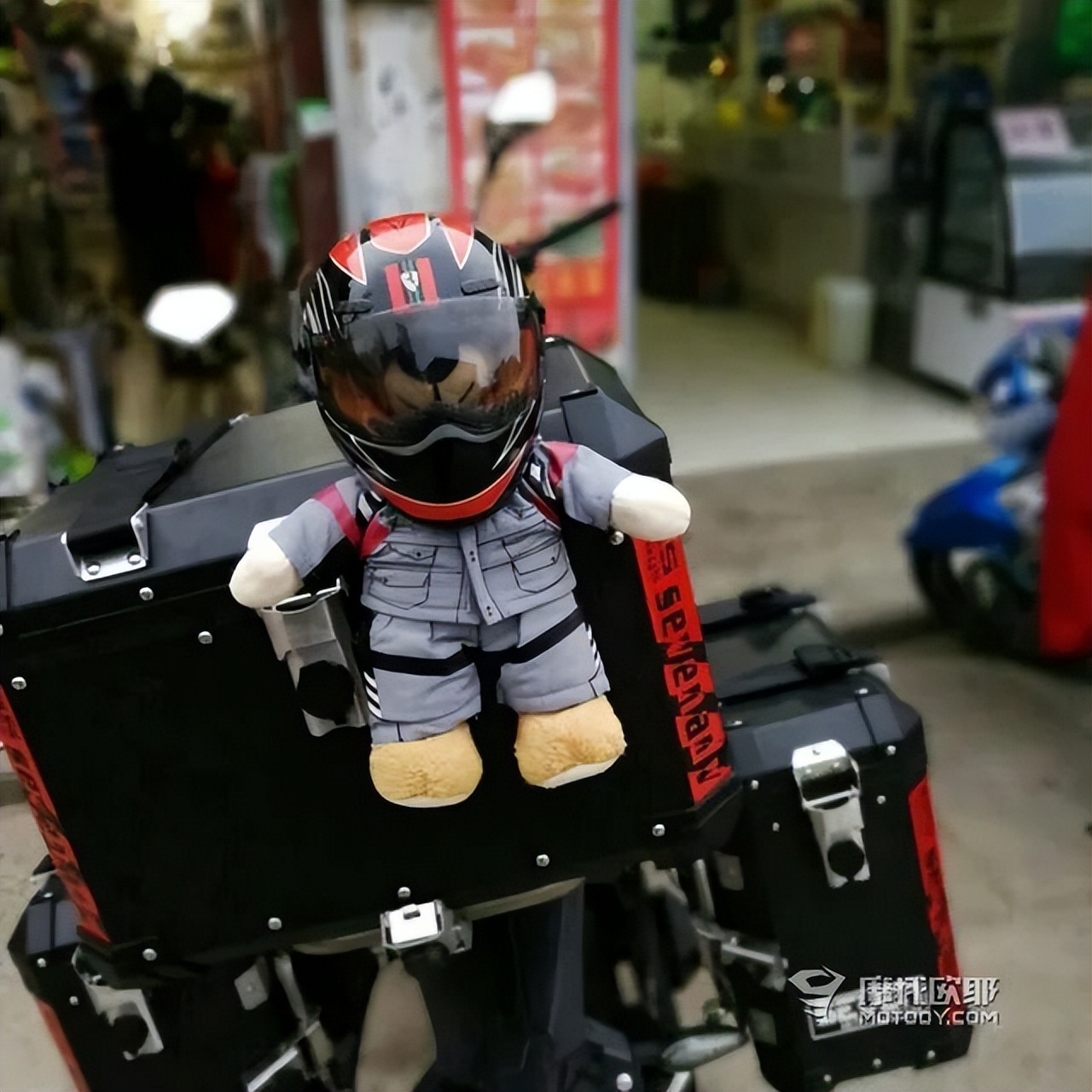 摩托车后面为什么放个玩具熊,摩托车上为什么挂毛绒玩具