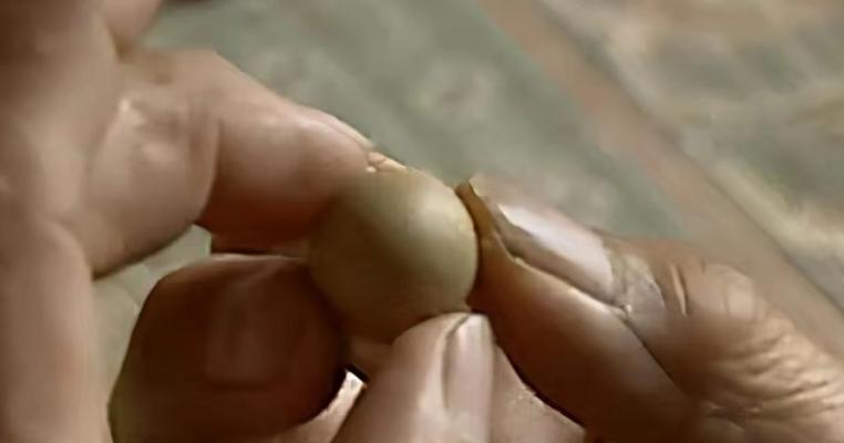 军人救老人赠小泥球价值2亿,38年前内蒙小伙救人获赠小泥球