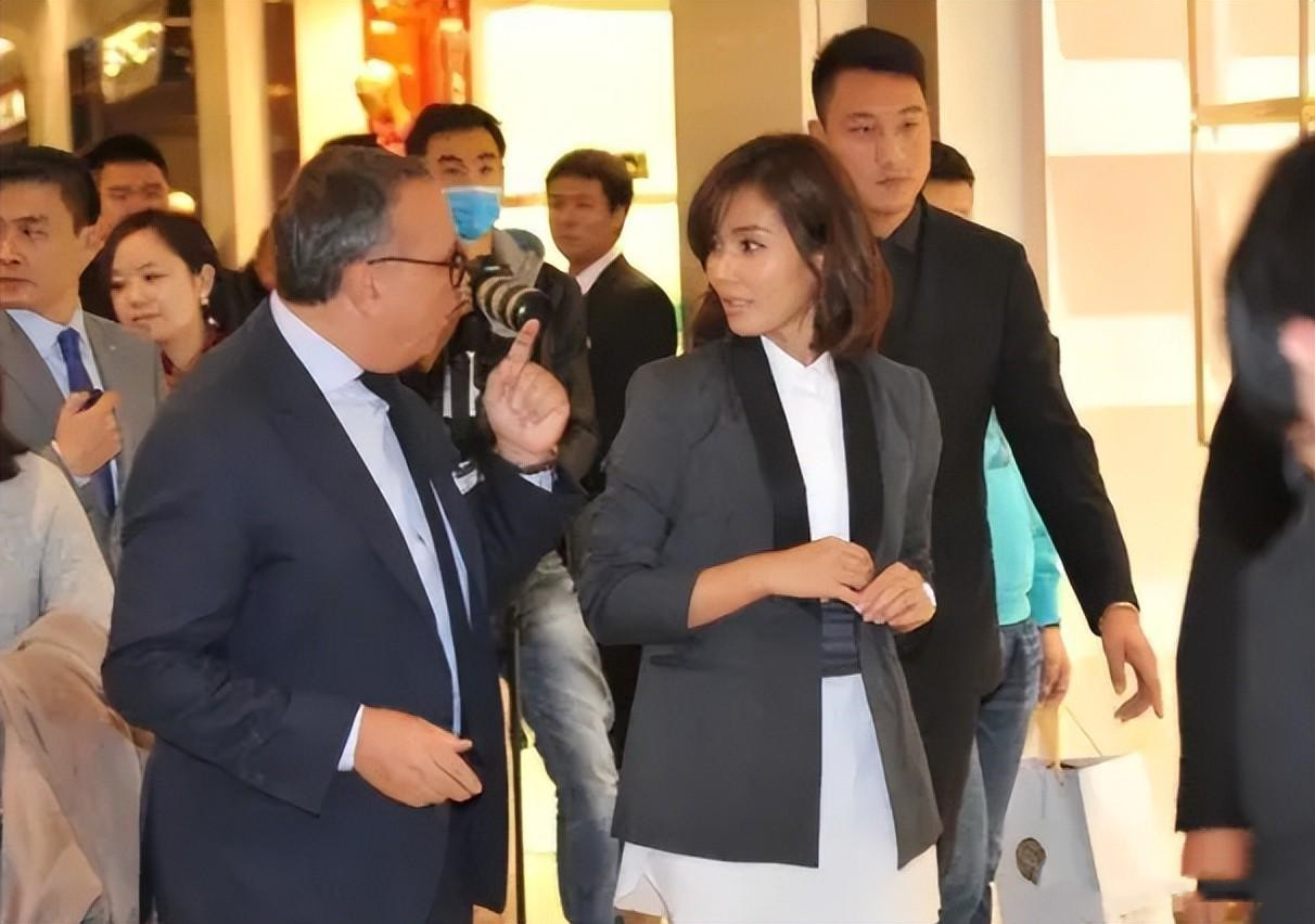 助理伺候明星捏脚,助理伺候明星跪下打伞