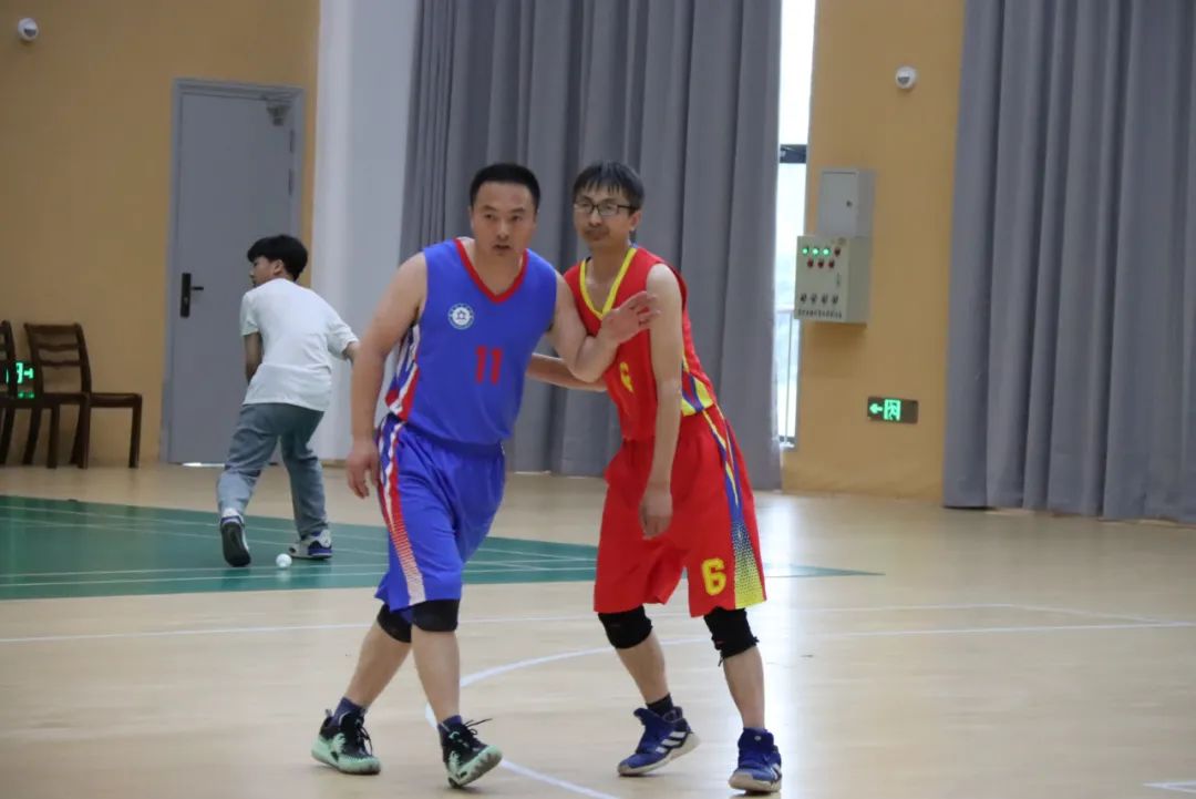 “篮”不住的风采“足”够精彩