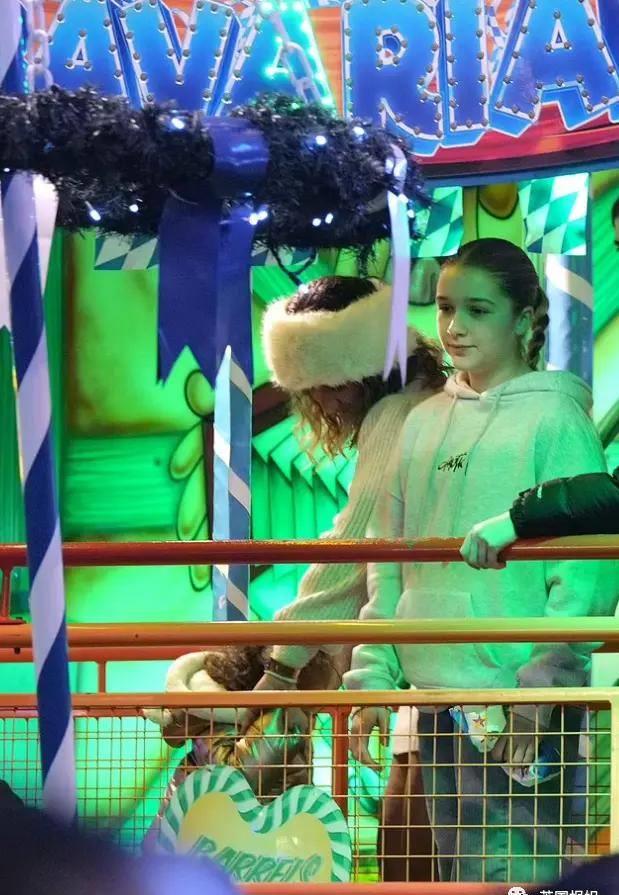 贝嫂狂晒48岁小贝半裸翘臀照，全球网友狂欢：谢嫂子带看男菩萨！