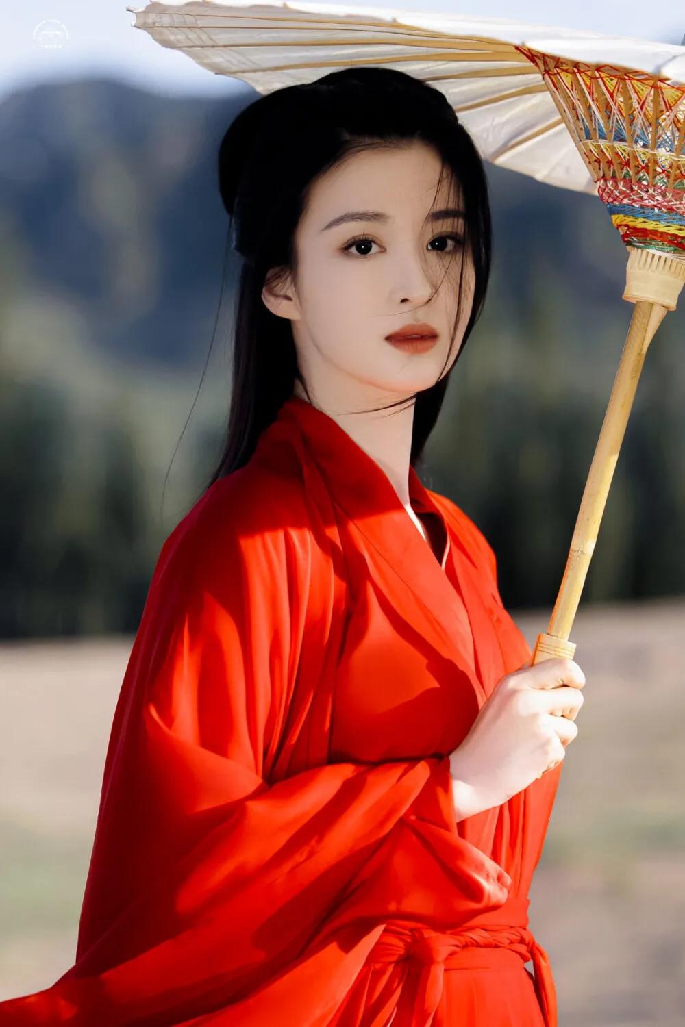 为什么王楚然跟刘亦菲长得很相像,王楚然19岁时采访状态像刘亦菲