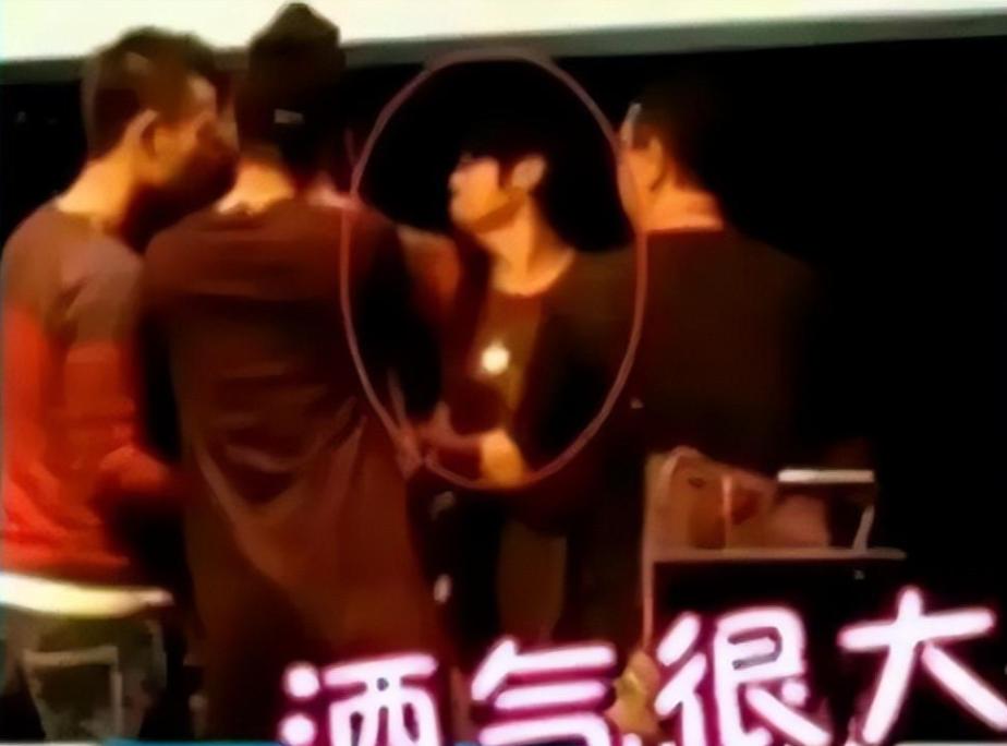 2天10个瓜，离婚、名导移民、恋情曝光、双双出轨…个个都是大瓜