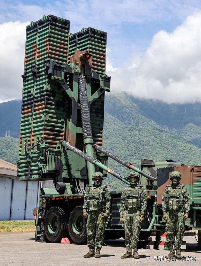 解放军军机首次绕岛巡航,解放军战机今年首度夜间巡岛