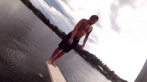 神回复：把大众车标扣下来清灰，里面藏了一个圆球，这是个啥？