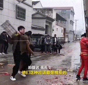 河南周口，整筐鸡蛋，一下砸向新郎，过度的婚闹何时休