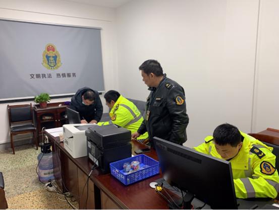 男子打车被警察抓了,一男子跑黑车被查