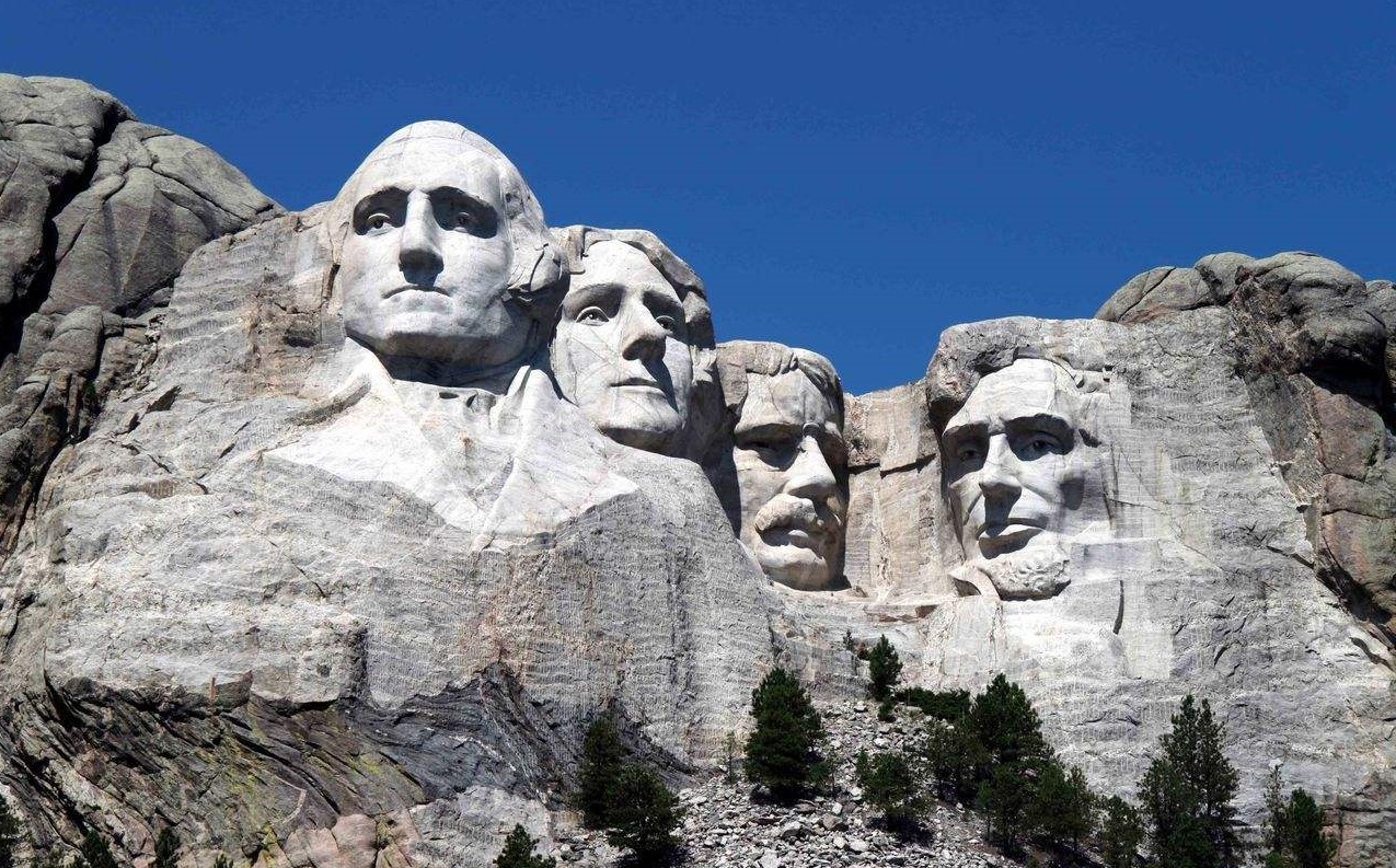 山上雕刻美国四位总统的山叫什么,美国总统山上刻着哪几位总统雕像