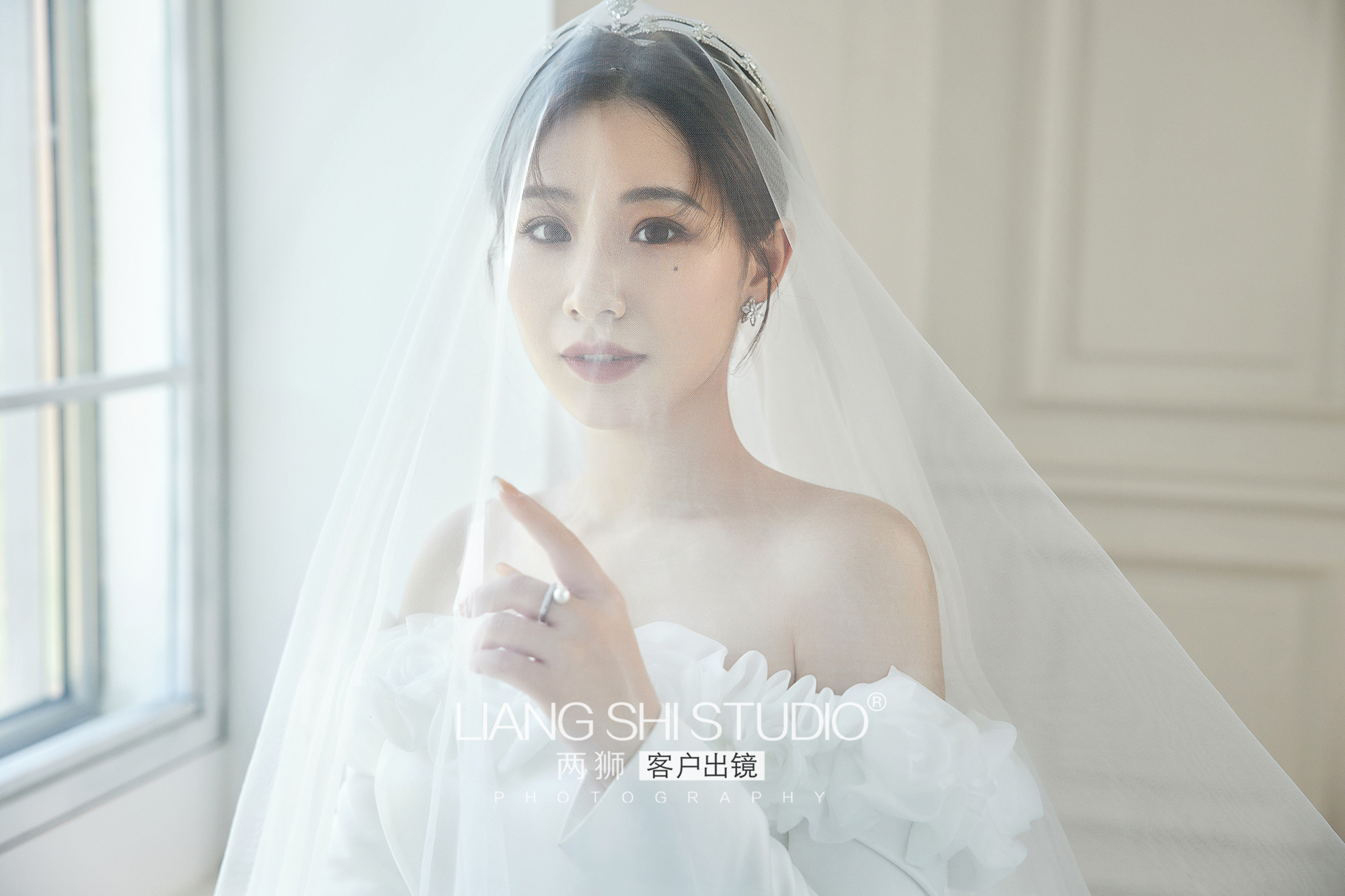 复古婚纱照现代婚纱照,分享一组室内韩式简约婚纱照