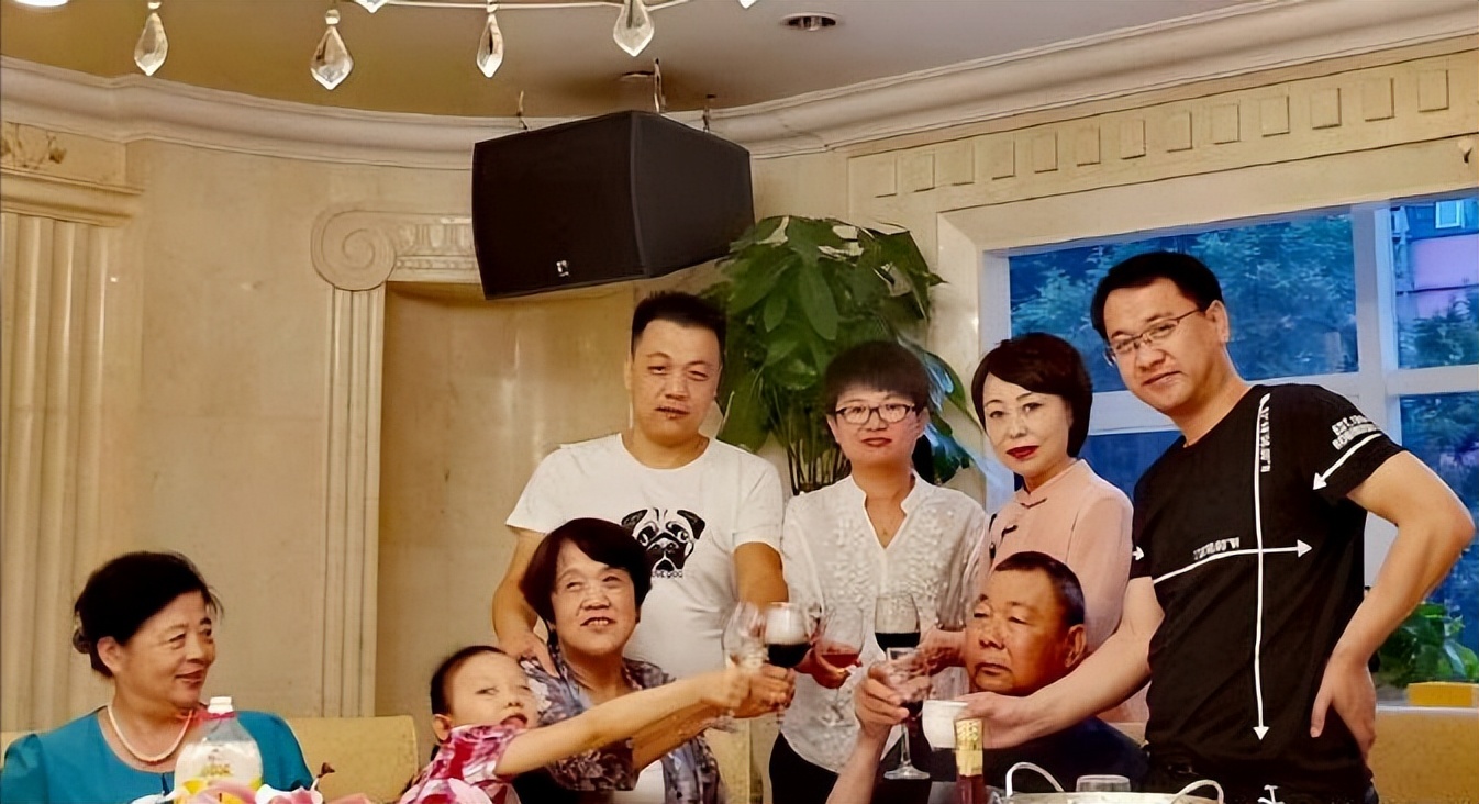 20岁小伙爱上39多岁女老板后续,19小伙子爱上大18岁女老板