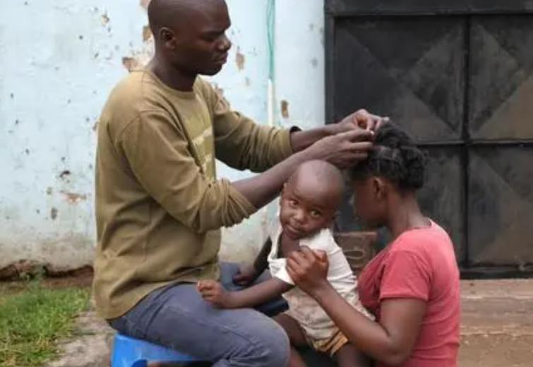 故事:非洲22岁小伙吃沙子上瘾,一天要吃五斤,身体发生怎样改变