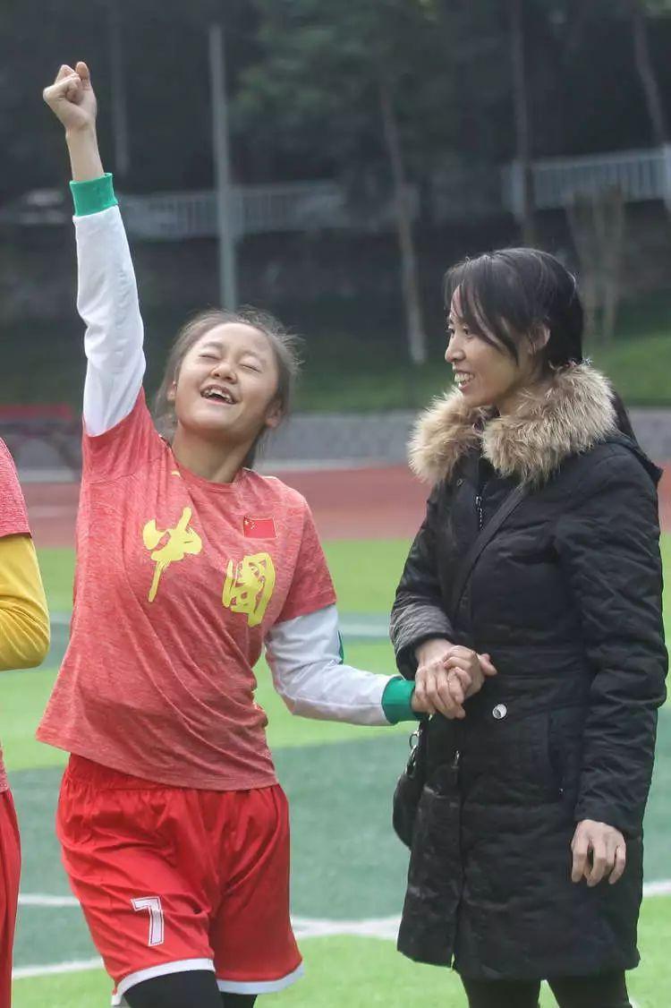 鍚殰濂冲鐑埍瓒崇悆,璐洶濂冲涓烘憜鑴卞懡杩愭嫾鍛借涪瓒崇悆