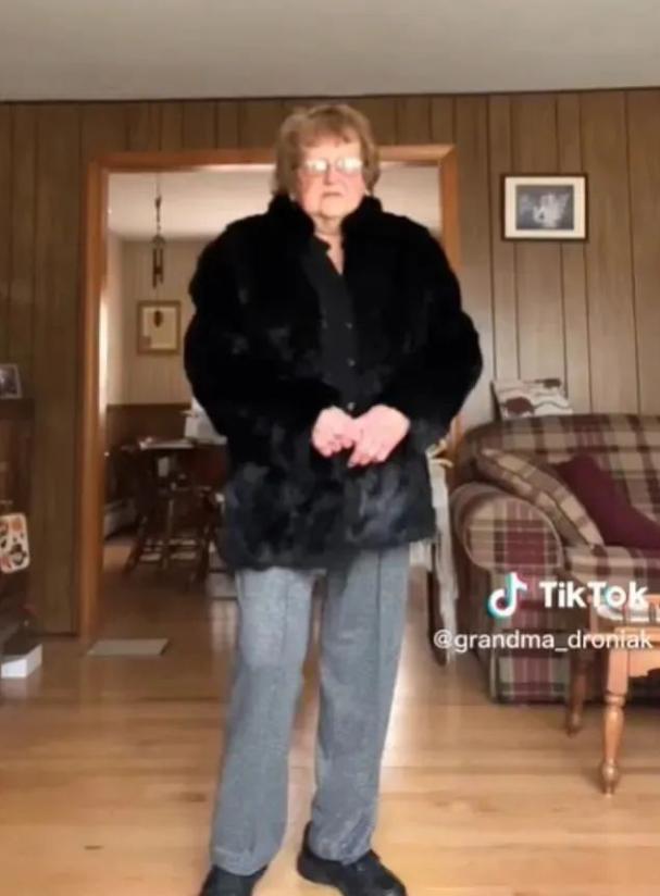 国外老太太参加前男友葬礼 (外国老太太参加前任葬礼)