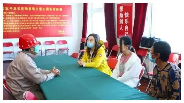 辽宁歪脸女孩，父母双亡，她整容变美女，拒百万年薪，只想当老师