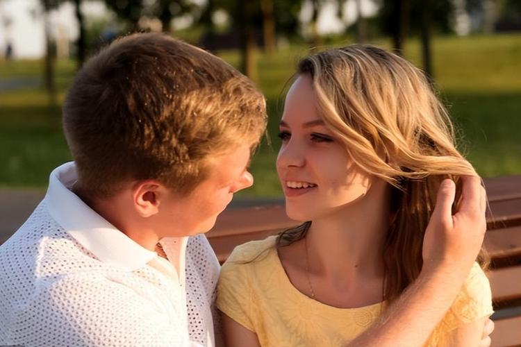 女人喜欢舔嘴唇是何心理状态,女性舔嘴唇是什么原因