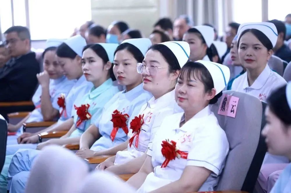 发展护士队伍改善护理服务的感悟,发展护士队伍改善护理服务1500字