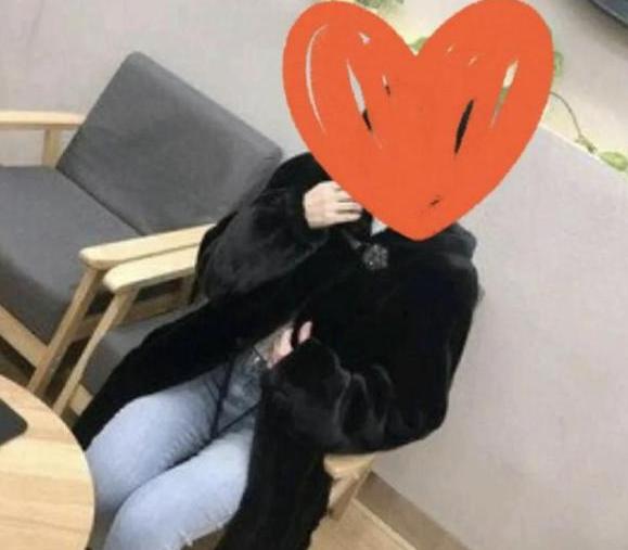 女教师穿2万多的大衣被举报,教师穿两万衣服上课被举报