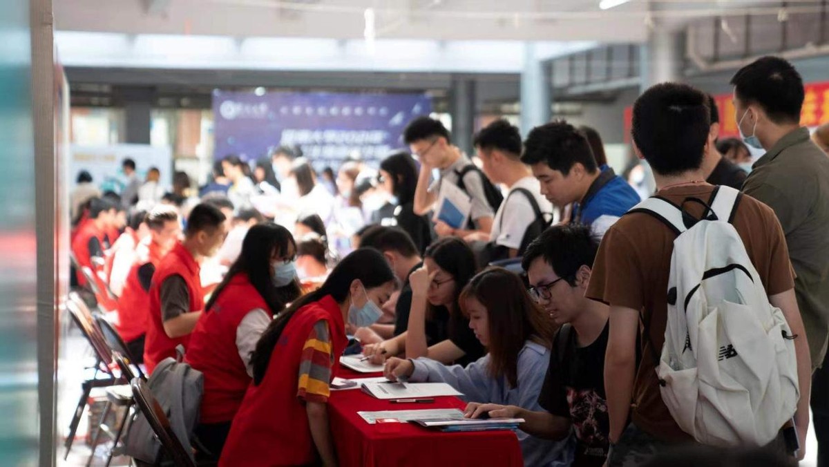 京东001号快递员辞职被拒，刘强东承诺：干够5年我给你买一套房